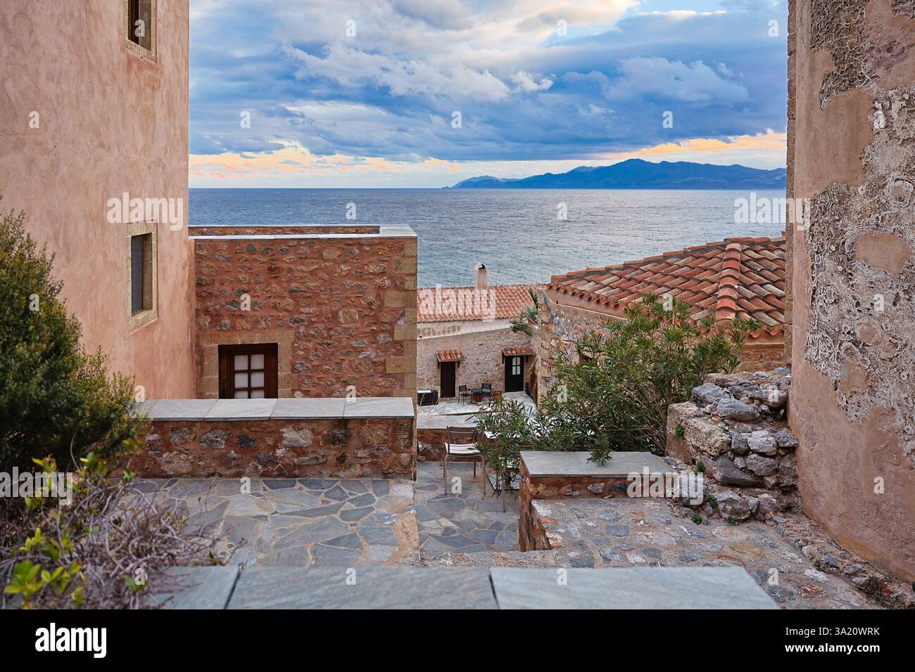 Villaggio fortificato di Monemvasia in Grecia. Tradizionale villaggio fortificato medievale di Monemvasia in Grecia Foto Stock
