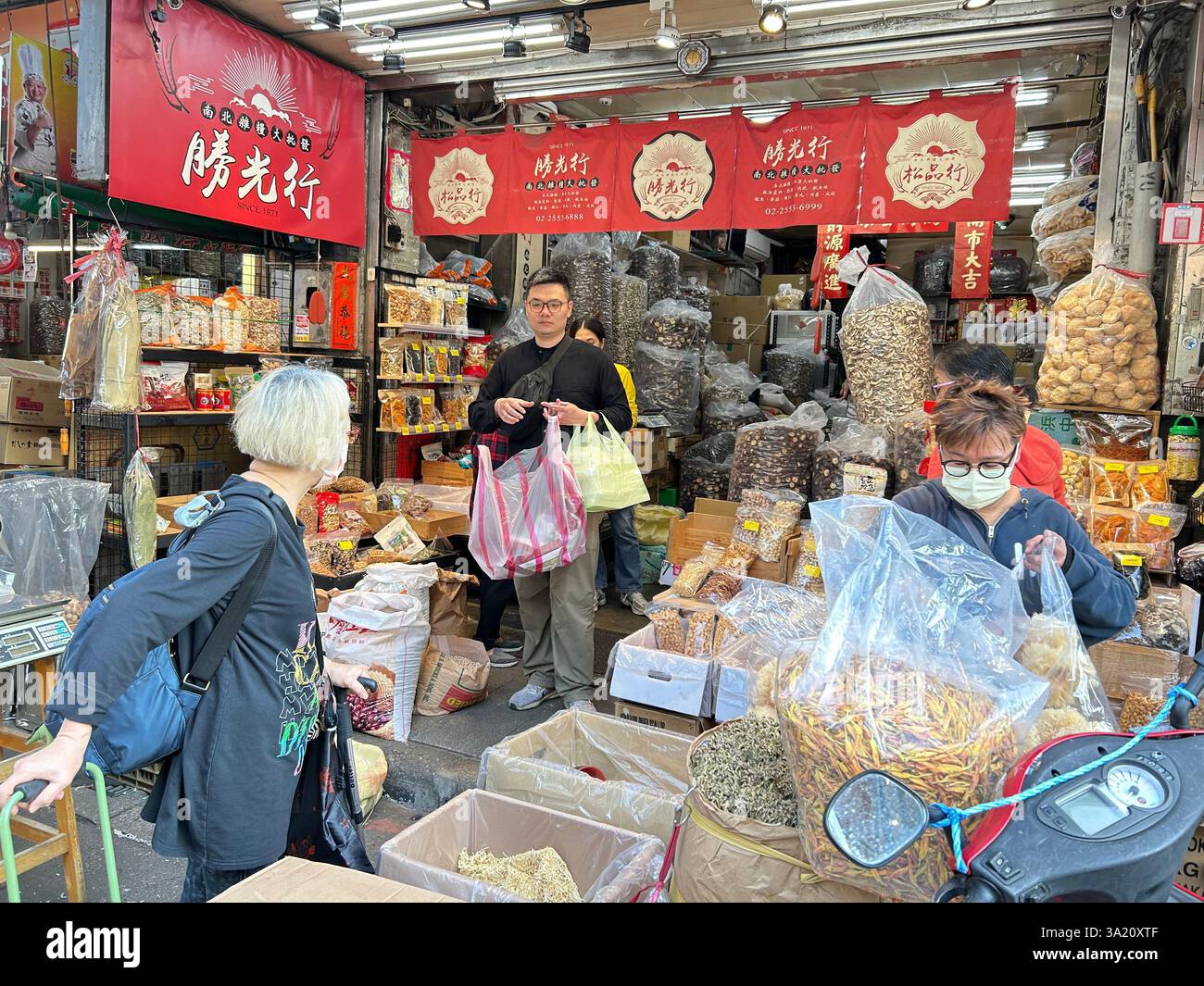 Taipei, Taiwan, Taiwanese Man Shopping nel negozio locale, Chinese Medecin Store, Dihua Old Street, Scene - Immagine stock catturata con smartphone