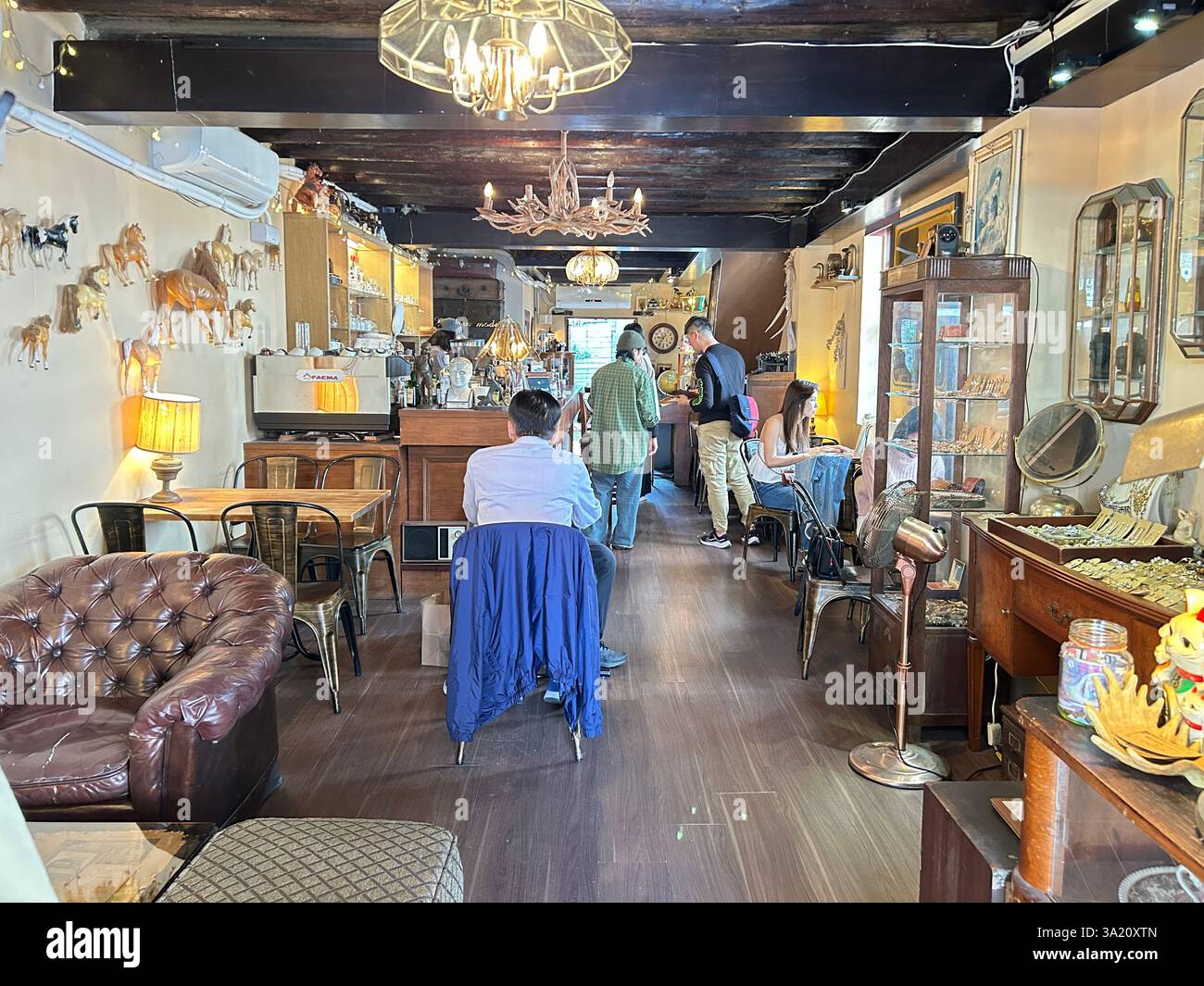 Taipei, Taiwan, gente in visita - Immagine stock catturata con smartphone