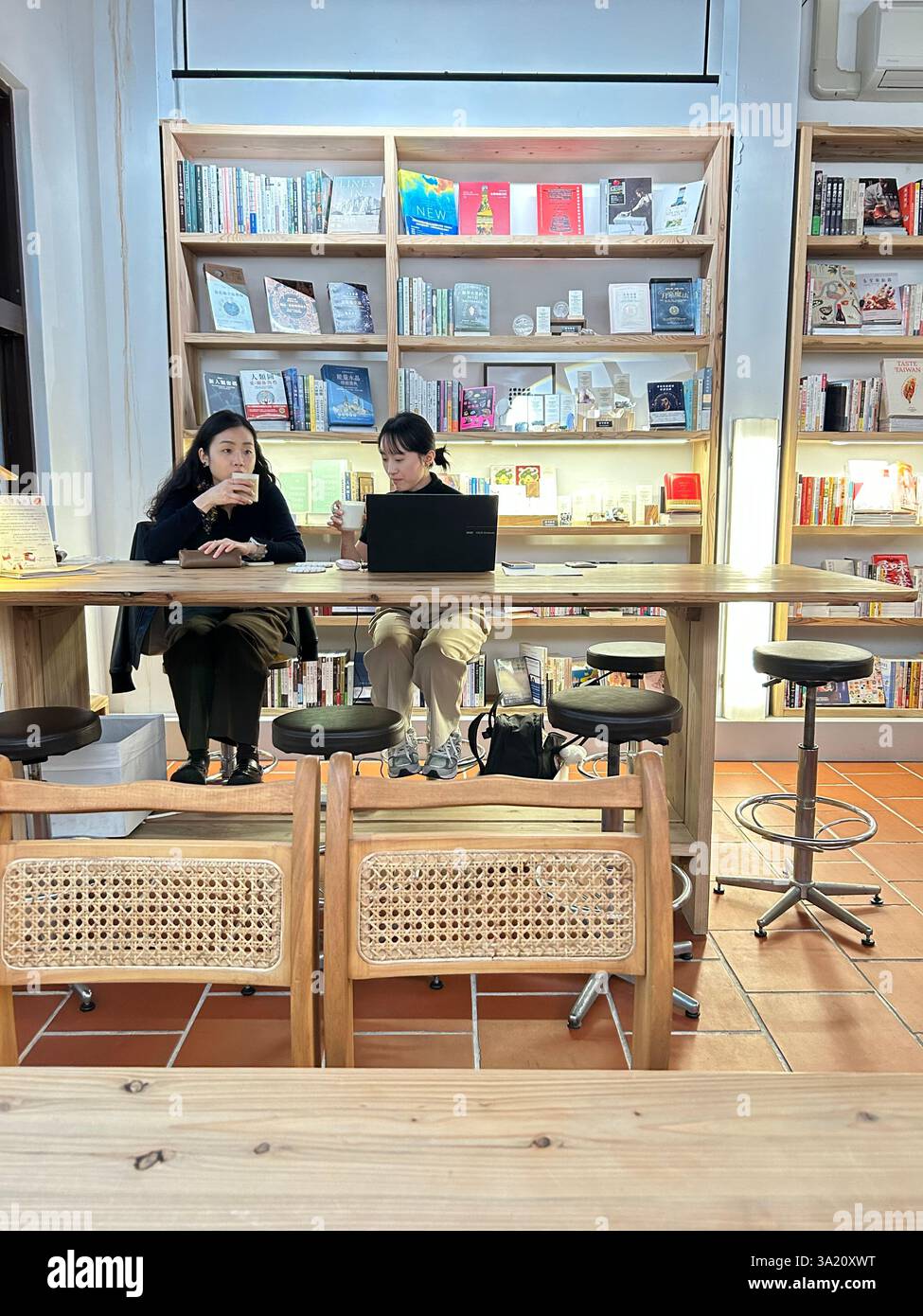 Taipei, Taiwan, gente in visita - Immagine stock catturata con smartphone