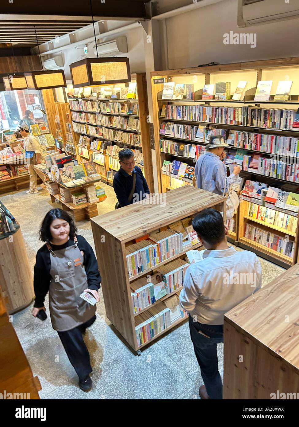 Taipei, Taiwan, gente in visita - Immagine stock catturata con smartphone
