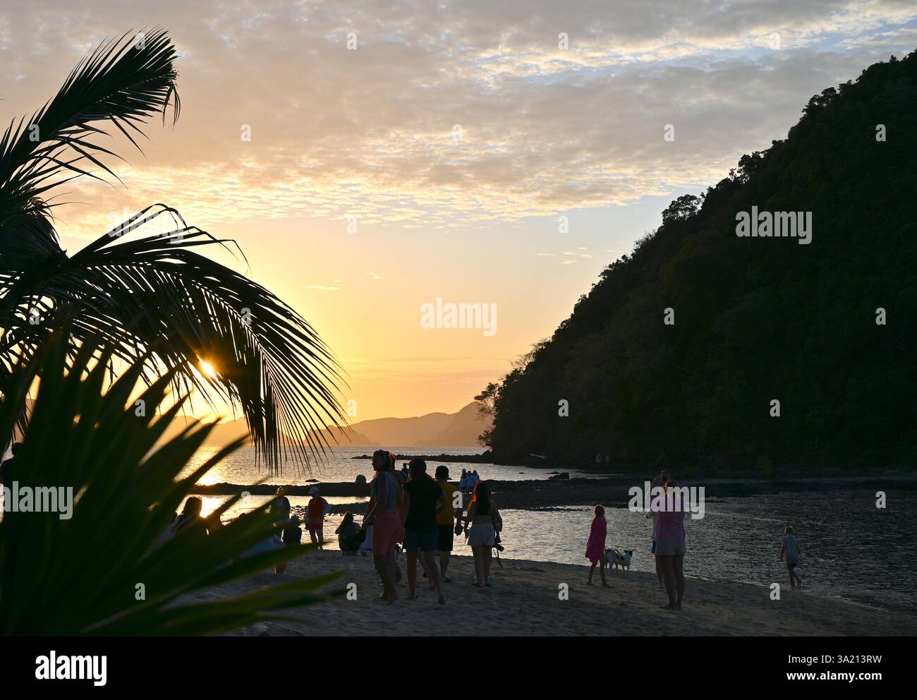 Persone che ammirano lo splendido tramonto sulla spiaggia di Vanilla nelle Filippine. Foto Stock