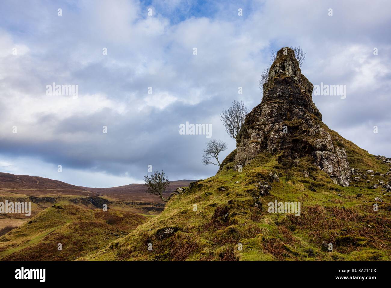 Formazione rocciosa vicino all'Isola di Skye Fairy Glen, Ilse of Skye, Scozia, Regno Unito Foto Stock