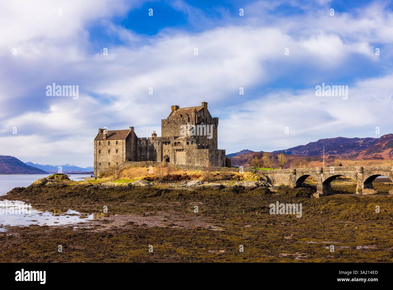Castello di Eilean Donan sul Loch Duich a Donie, Scozia, Regno Unito Foto Stock