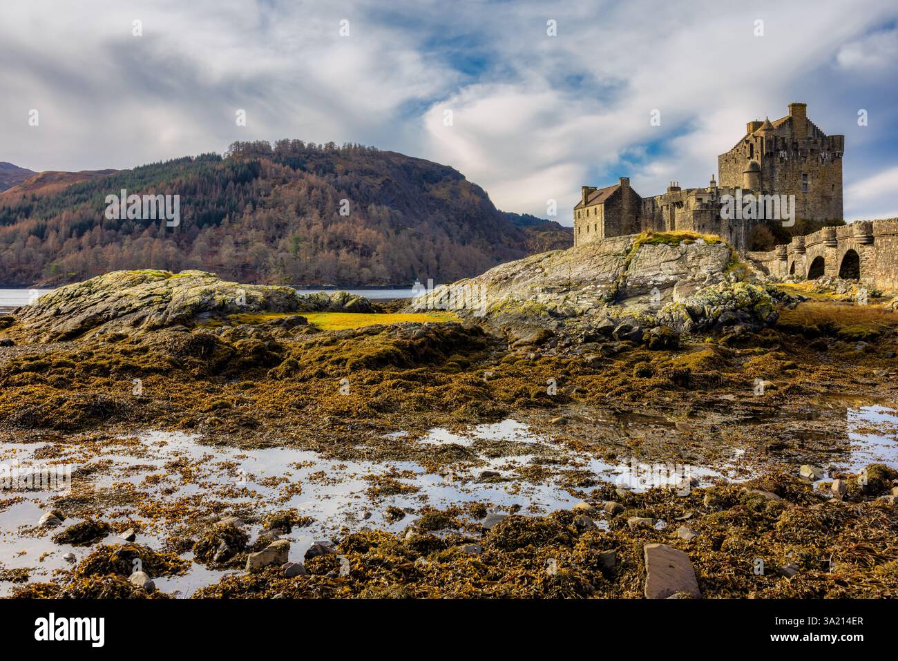 Castello di Eilean Donan sul Loch Duich a Donie, Scozia, Regno Unito Foto Stock