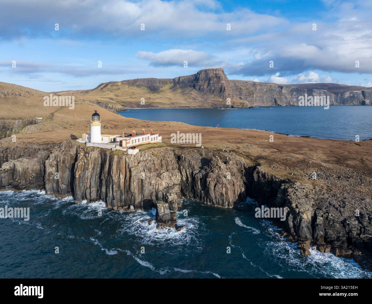 Vista aerea del faro di Neist Point sull'isola di Skye, Scozia. Inverno (febbraio) 2025. Foto Stock