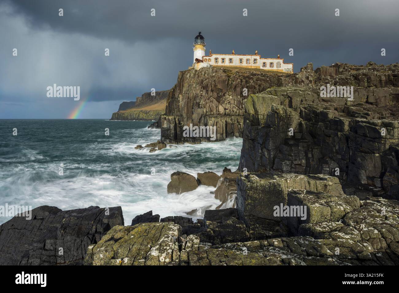Faro di Neist Point sull'isola di Skye, Scozia. Inverno (febbraio) 2025. Foto Stock