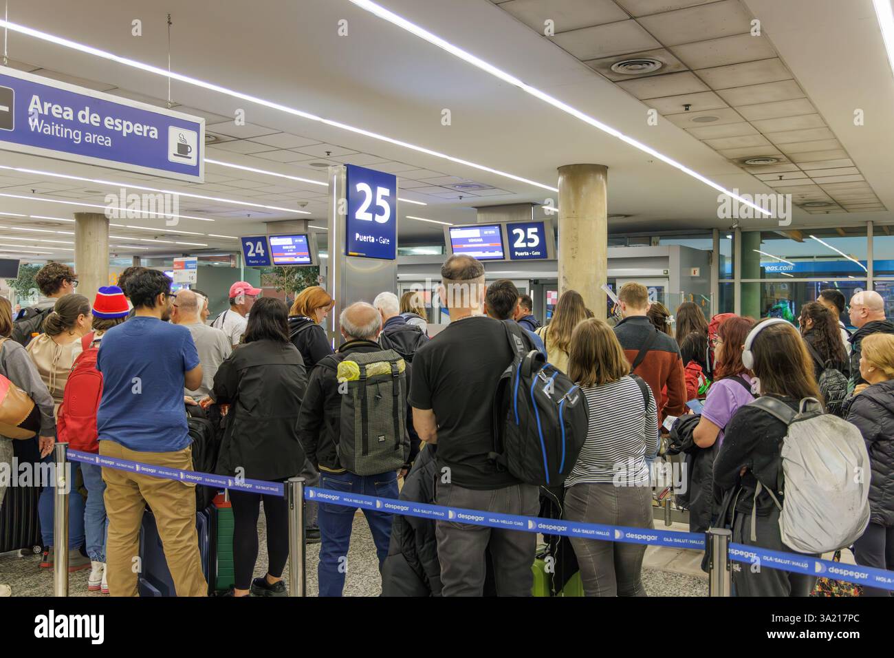 Buenos Aires, Argentina - 10 gennaio 2025: Persone in coda all'aeroporto internazionale di Ezeiza a Buenos Aires. Foto Stock