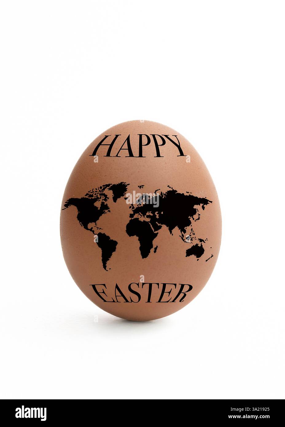Buona Pasqua , l'immagine presenta un uovo marrone con una mappa del mondo nero stampata sulla sua superficie. Foto Stock