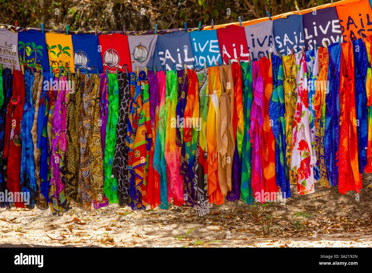 Colorate sarong e T-shirt in vendita su una spiaggia caraibica: Salt Whistle Bay, Mayreau, Saint Vincent e Grenadine. Foto Stock