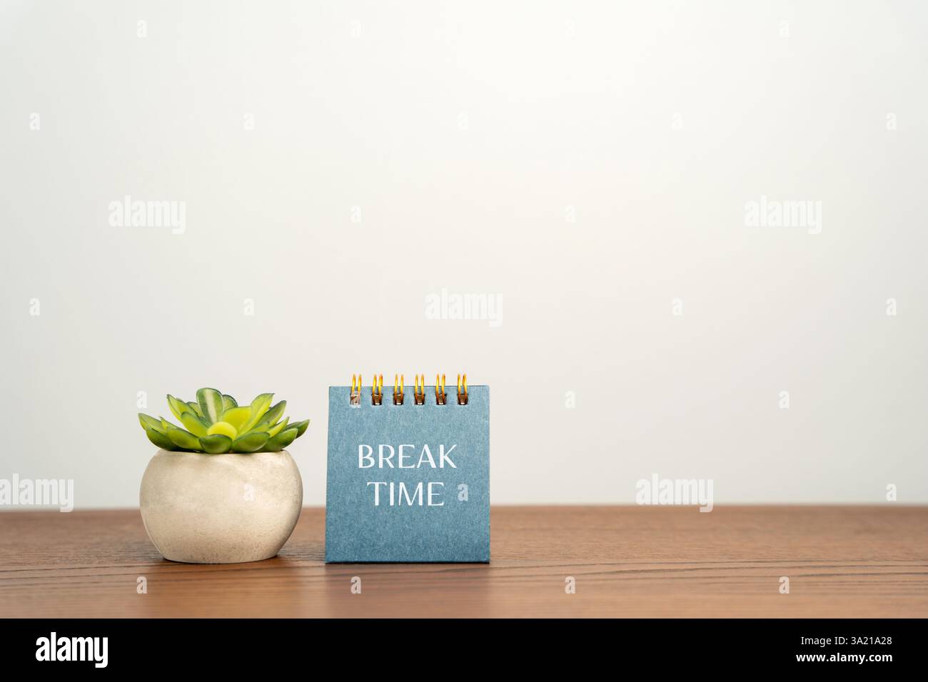 Note con la parola "pausa tempo e succulento". Periodo durante il lavoro, la scuola o altre attività in cui gli individui mettono in pausa i loro compiti per riposare, rilassarsi o risiedere Foto Stock