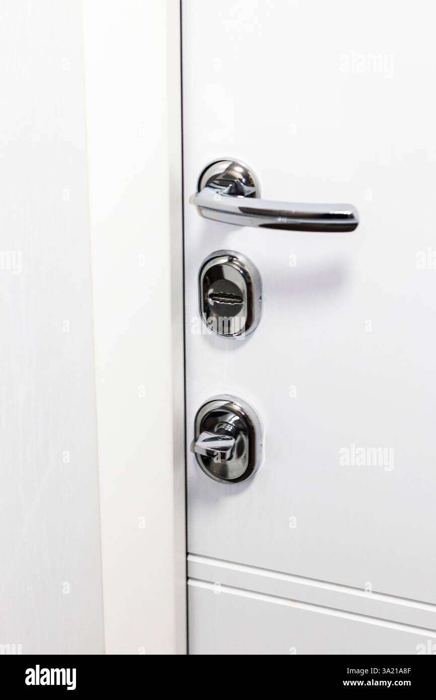 Serratura Bianco Perla Per Porta Roulotte – Apertura A Destra Con Barilotto, 2 Chiavi E Cuneo Per Spessore Porta 20-30 Mm