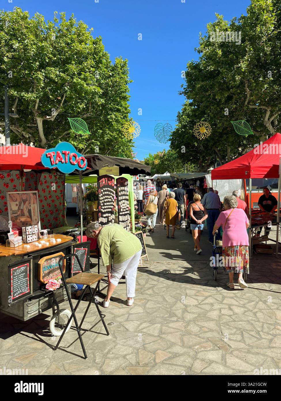 Mercato all'aperto tradizionale della domenica, Meze, Herault, Occitanie, Francia, Europa - Immagine stock catturata con smartphone