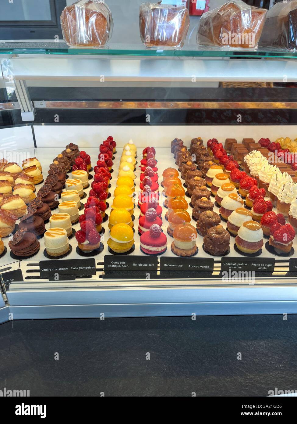 Varietà di piccole torte visualizzate, Meze, Occitanie, Francia, Europa - Immagine stock catturata con smartphone