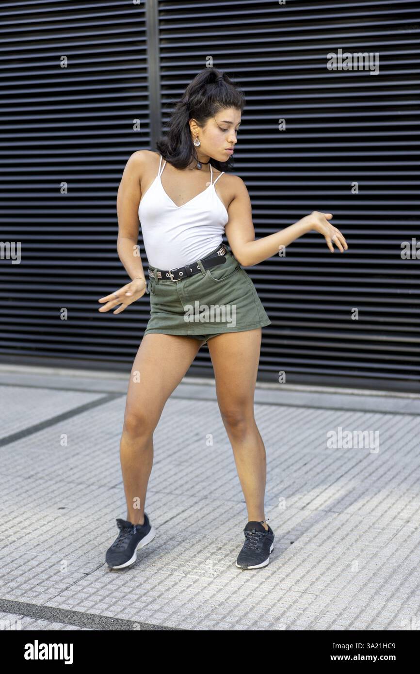 Danzatrice urbana che mostra stile moderno e sicurezza Foto Stock