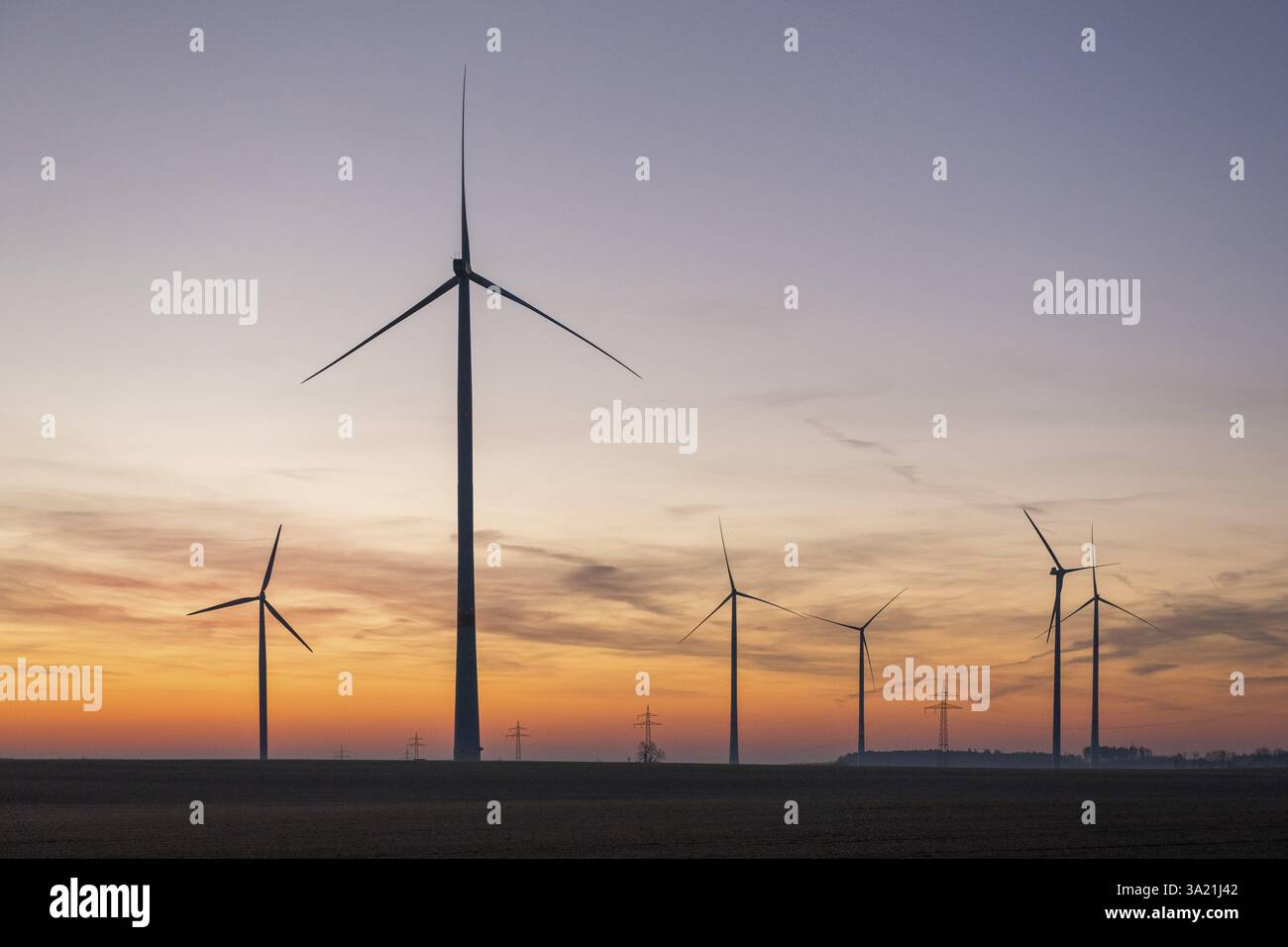 Diverse turbine eoliche si estendono nel paesaggio al tramonto, vicino a Ulma, Alb svevo, Baden-Wuerttemberg, Germania, Europa Foto Stock