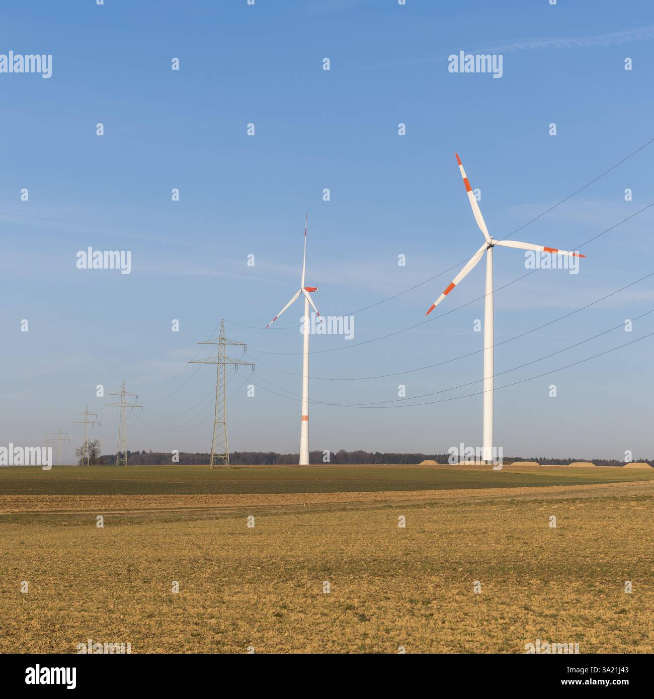 Turbine eoliche e linee elettriche in un campo autunnale in cielo limpido, parco solare, nei pressi di Ulma, Alb svevo, Baden-Wuerttemberg, Germania, Europa Foto Stock Turbine eoliche e linee elettriche in un campo autunnale in cielo limpido, parco solare, nei pressi di Ulma, Alb svevo, Baden-Wuerttemberg, Germania, Europa Foto Stock