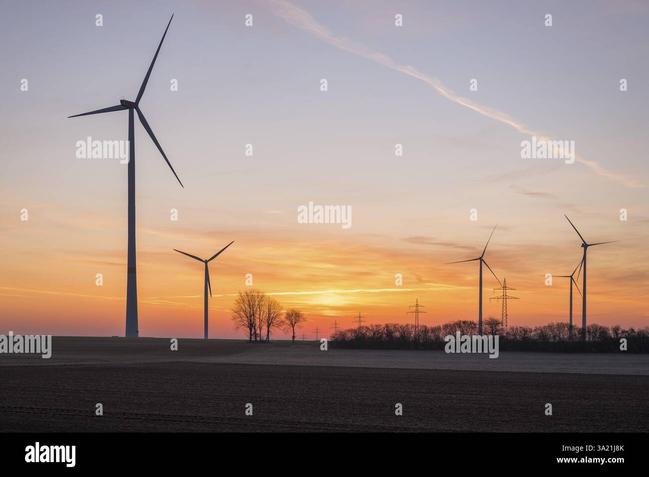 Parco eolico al tramonto con cielo nuvoloso, nei pressi di Ulma, Alb svevo, Baden-Wuerttemberg, Germania, Europa Foto Stock
