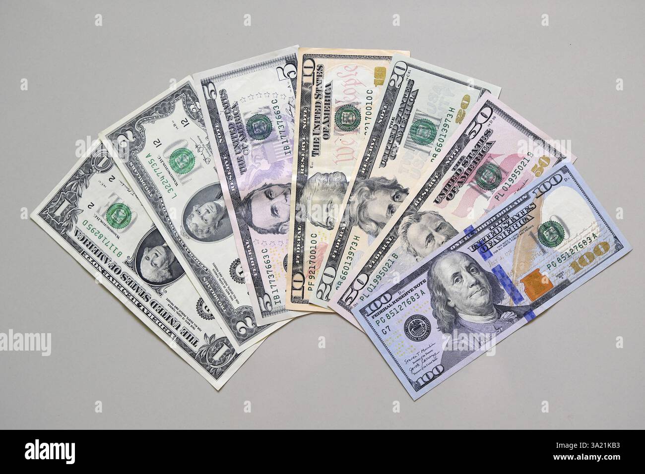 Banconote in dollari correnti 1, 2, 5, 10, 20, 50, 100 dollari come compartimenti Foto Stock
