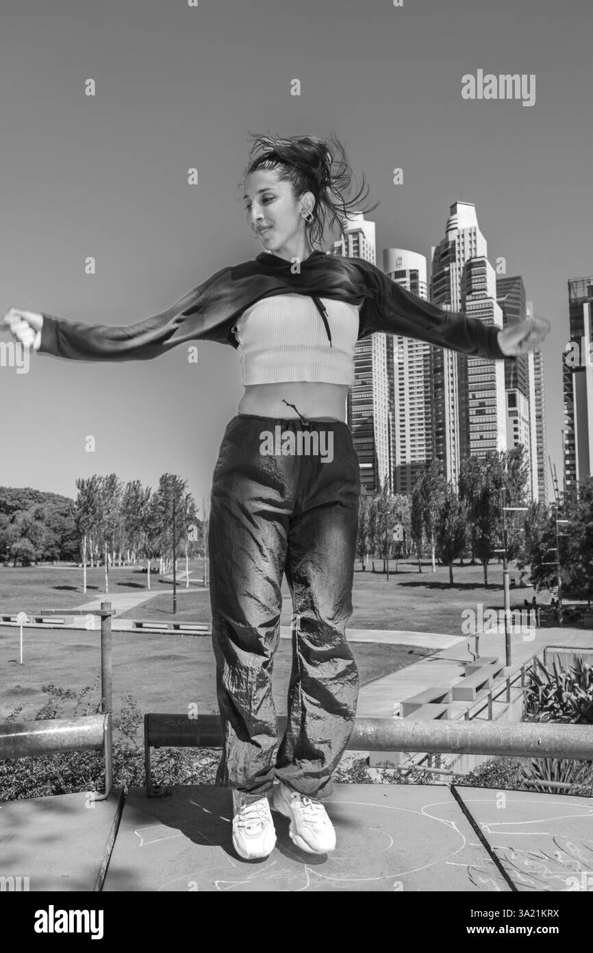 Riflettori puntati sulla danza in un'architettura urbana contemporanea Foto Stock