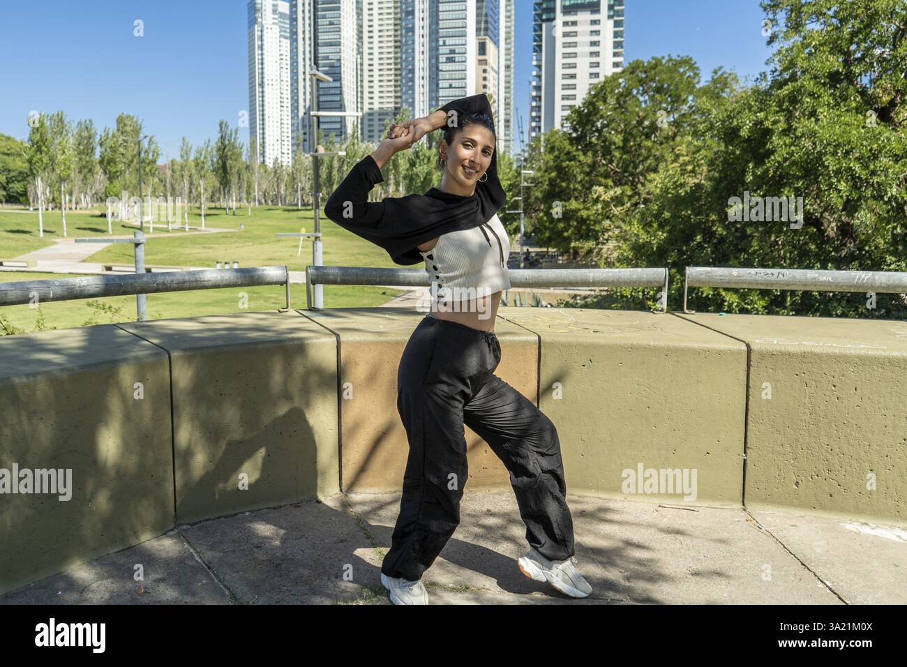 Energica sessione di danza in un vivace parco cittadino Foto Stock Energica sessione di danza in un vivace parco cittadino Foto Stock