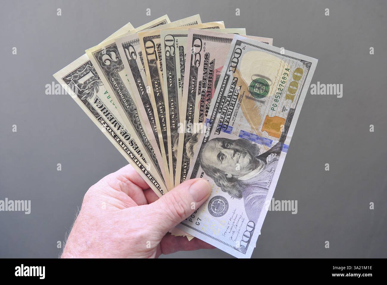 Banconote in dollari correnti 1, 2, 5, 10, 20, 50, 100 dollari come fan in mano Foto Stock