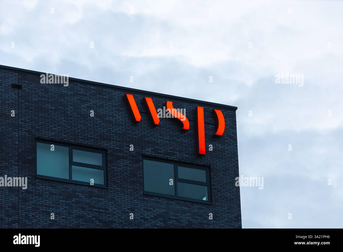 Logo WSP sull'edificio. WSP è una società di servizi a livello globale che fornisce servizi di consulenza strategica, ingegneria e progettazione. Foto Stock