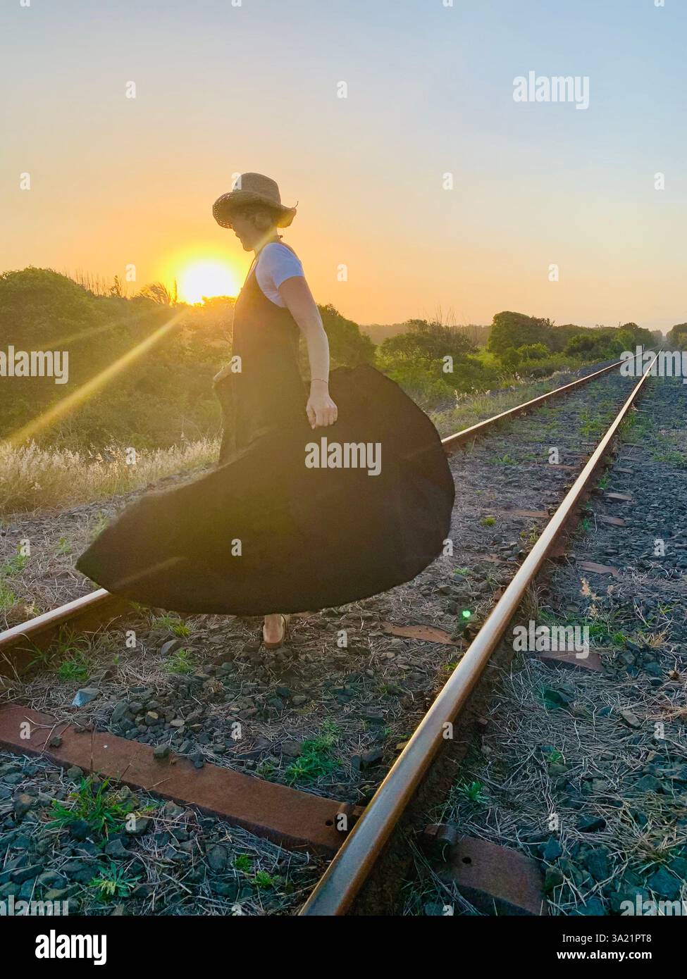 le donne camminano sui binari della ferrovia Foto Stock