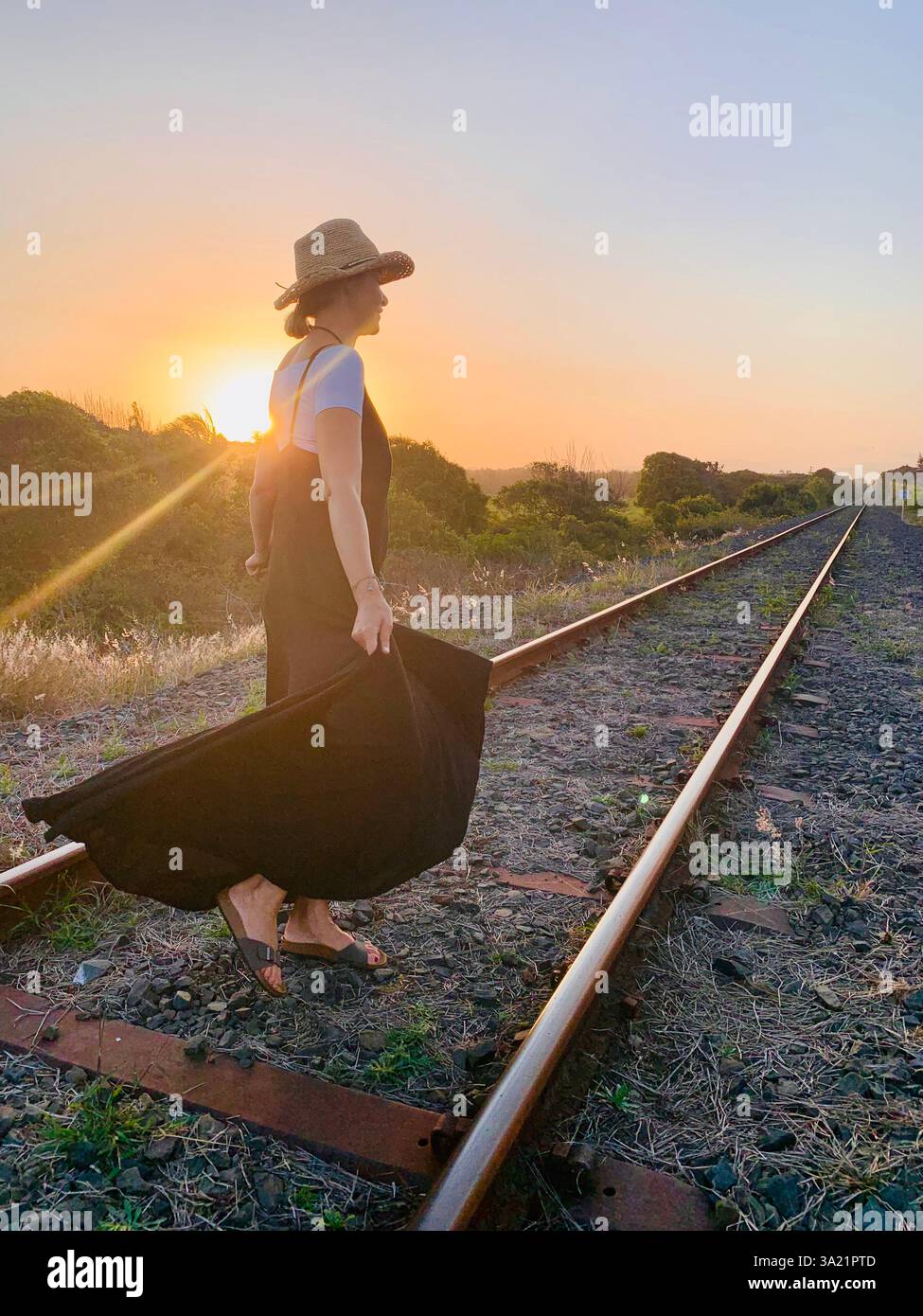 le donne camminano sui binari della ferrovia Foto Stock