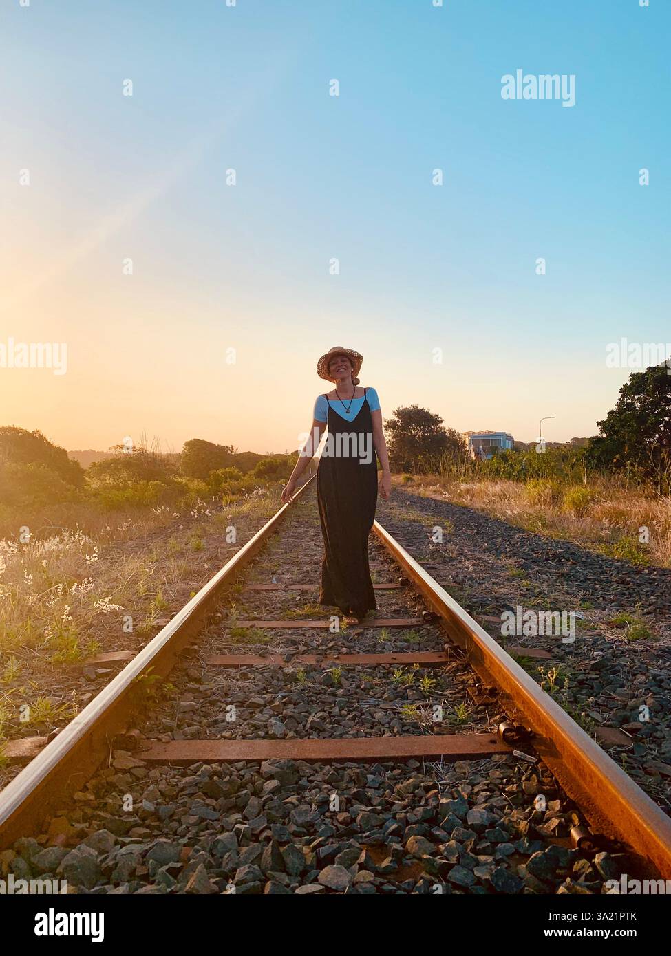 le donne camminano sui binari della ferrovia Foto Stock