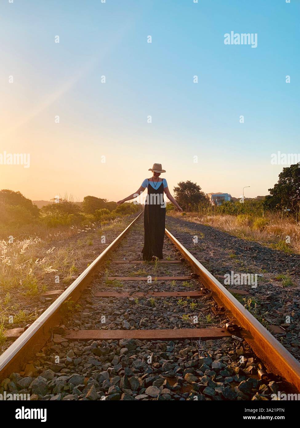 le donne camminano sui binari della ferrovia Foto Stock
