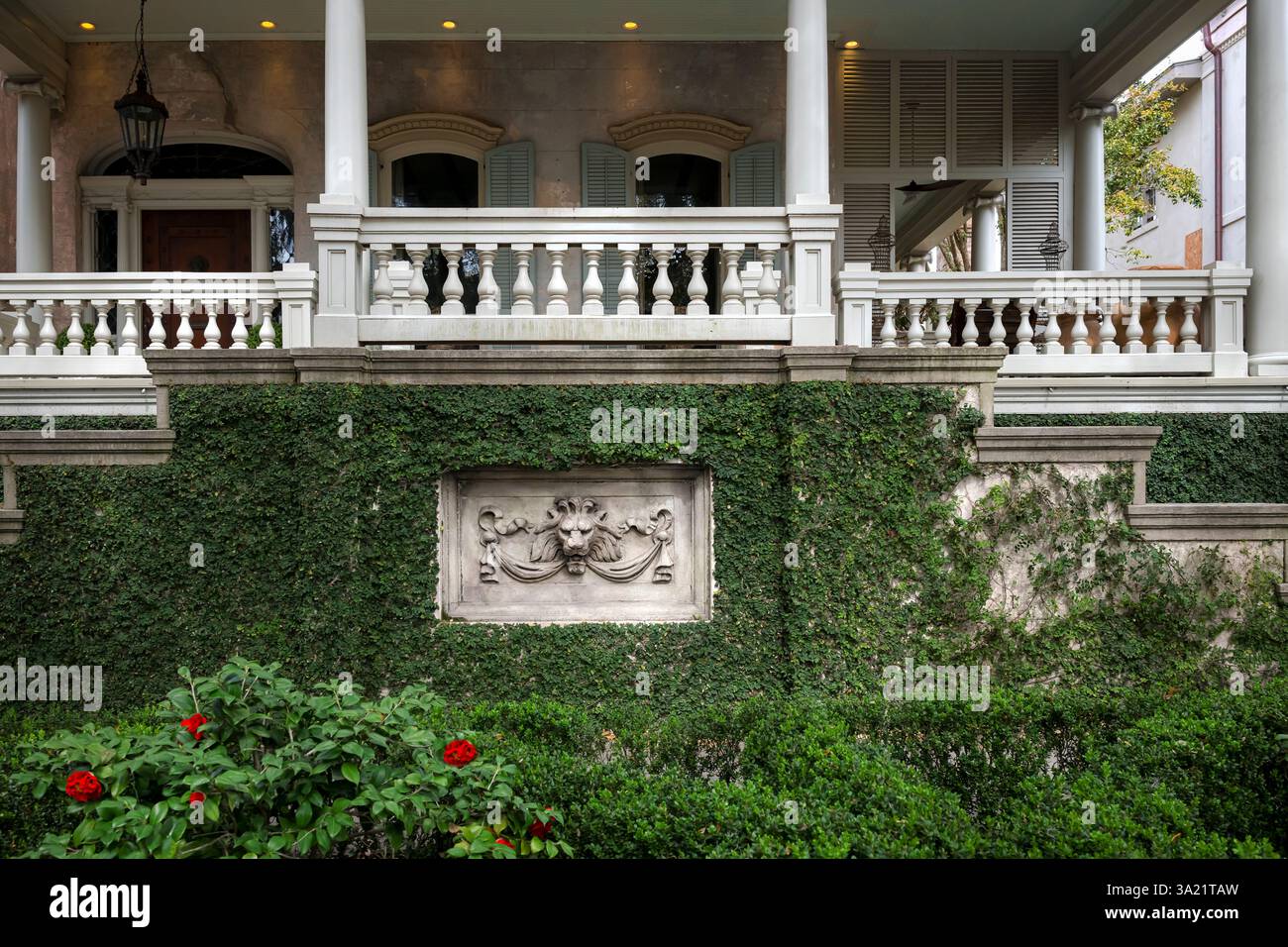 Dettagli esterni di una grande casa nel quartiere storico di Savannah. Foto Stock