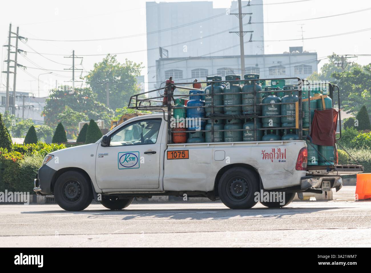 Bangkok, Tailandia - 21 novembre 2015 : trasporto di autocarri serbatoio GPL aspetta di andare all'incrocio con il semaforo su una strada Foto Stock