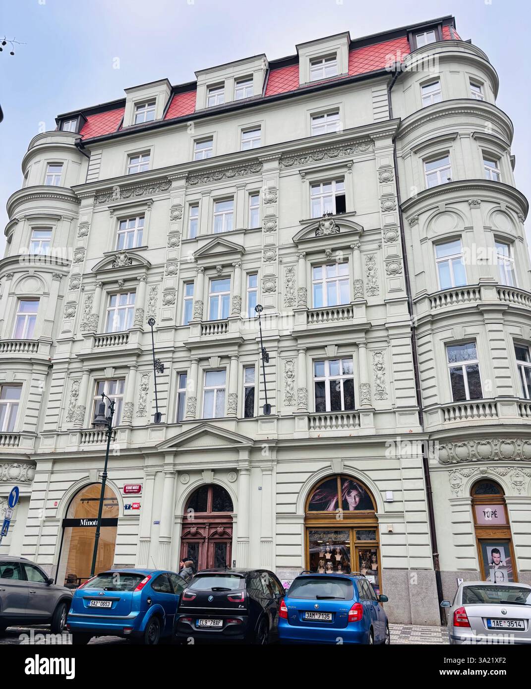 Grande edificio bianco nel centro di Praga in europa - Immagine stock catturata con smartphone