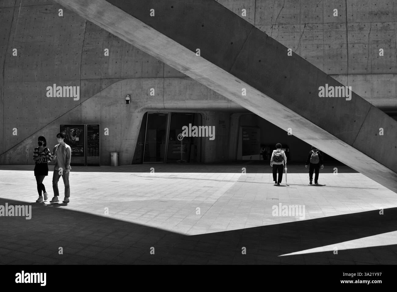 Dongdaemun Design Plaza, punto di riferimento a Seoul, Corea del Sud, edificio futuristico progettato dall'architetto Zaha Hadid il 15 aprile 2022 Foto Stock