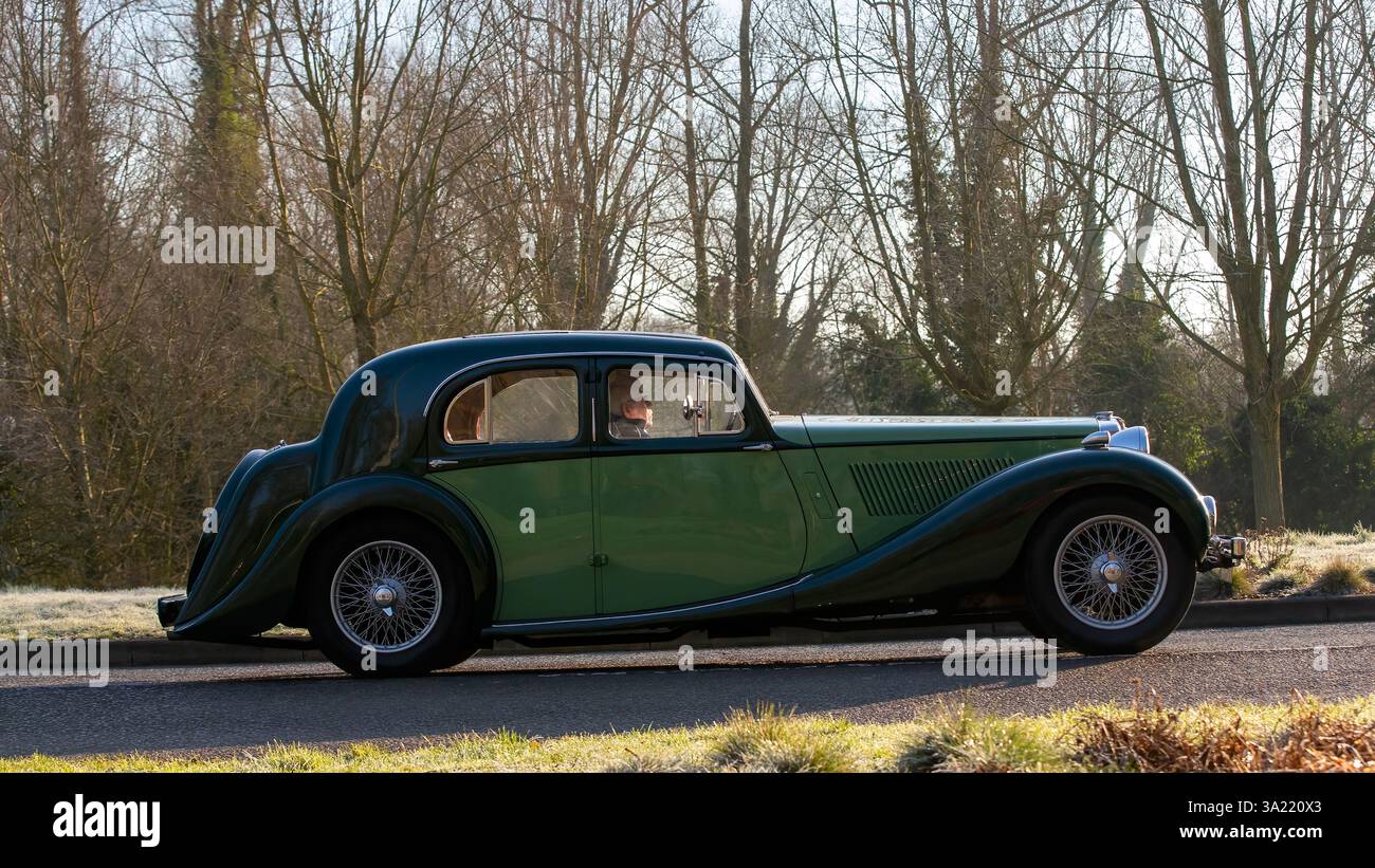 Stony Stratford, Regno Unito - 2 marzo 2025: 1938 MG auto d'epoca che guida su una strada britannica. Foto Stock