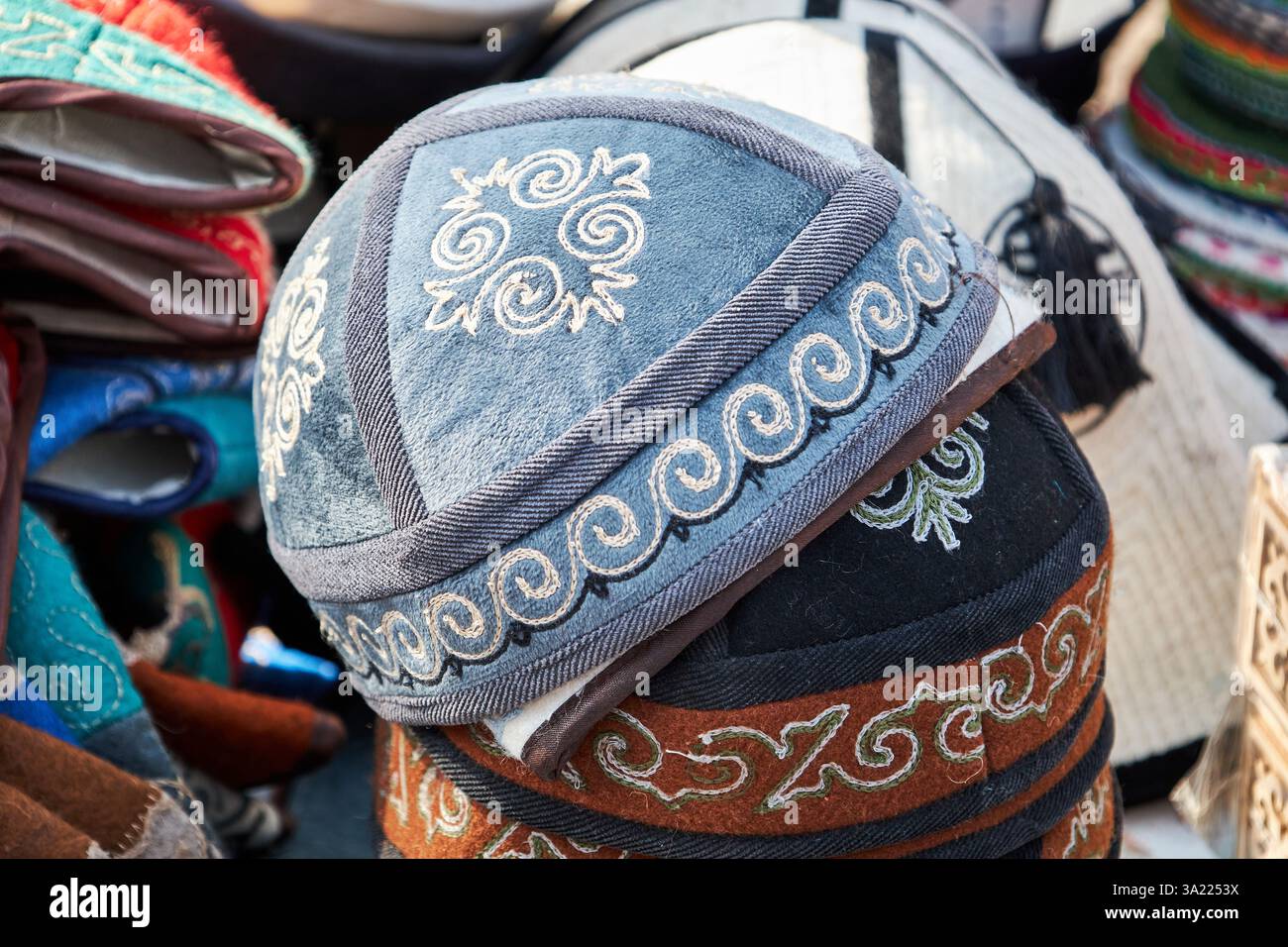 Doppa, copricapo dei popoli turchi. Berretto in feltro maschile kirghiso topu Foto Stock