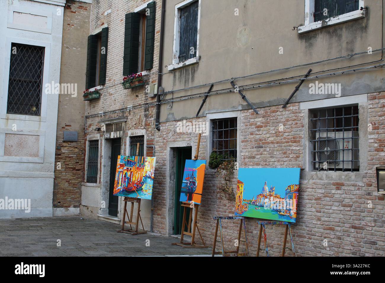 Dipinti colorati in mostra lungo le strade di Venezia, Italia Foto Stock