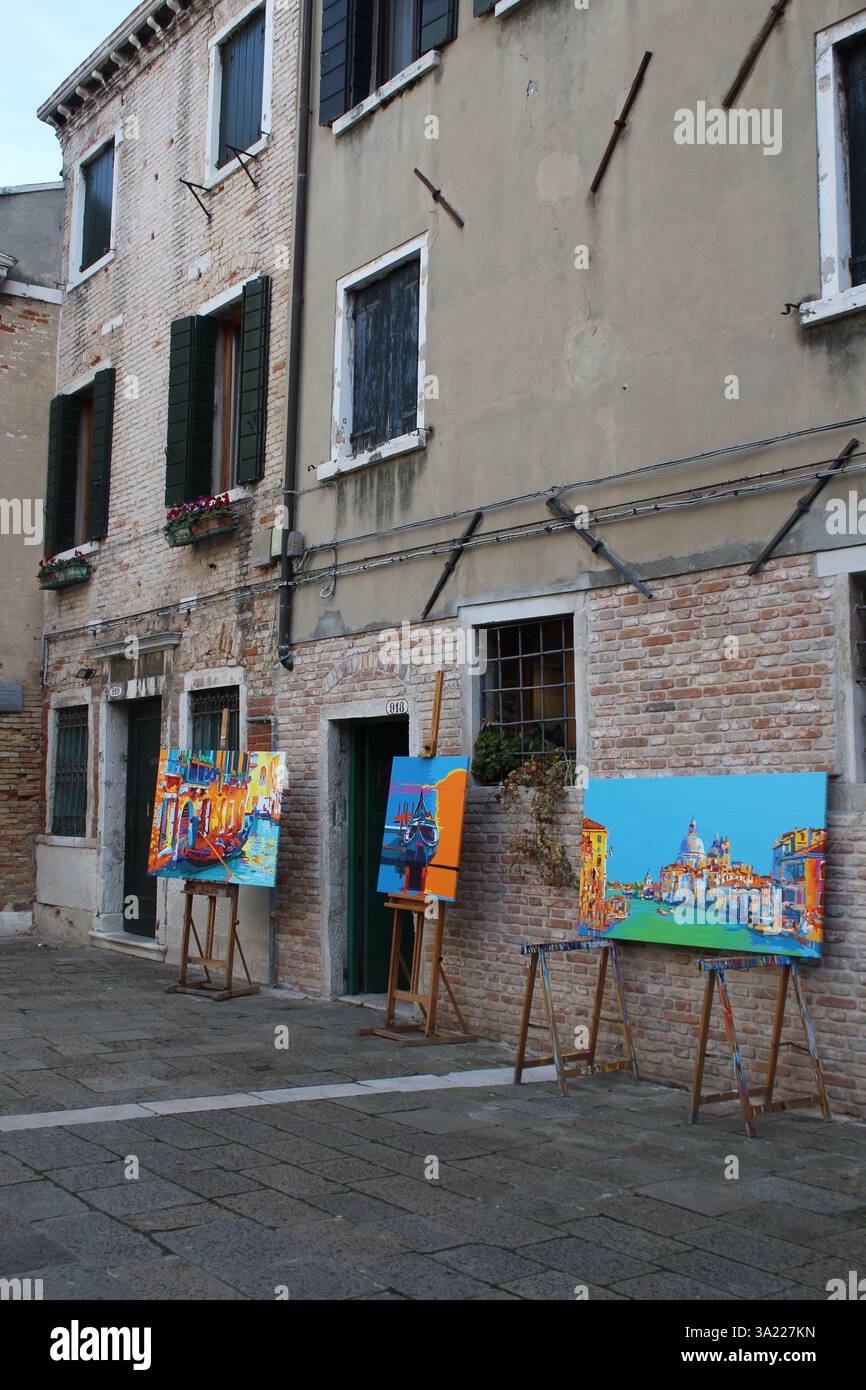 Dipinti colorati in mostra lungo le strade di Venezia, Italia Foto Stock