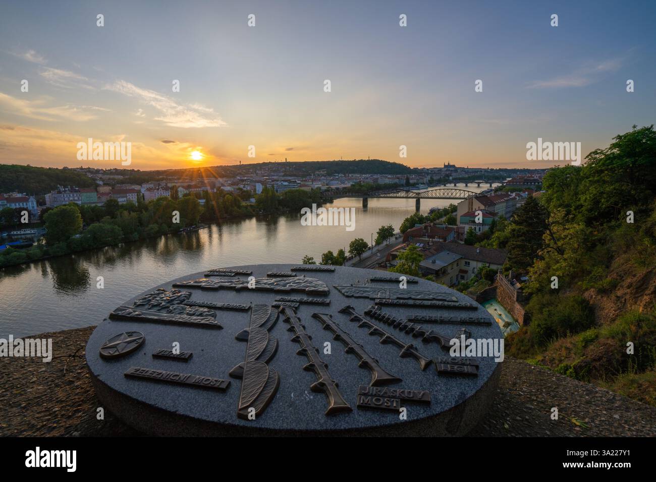 Si tratta di una vista al tramonto di Praga e del fiume Moldava presa dalle mura del castello di Vysehrad il 12 maggio 2024 a Praga, Repubblica Ceca Foto Stock