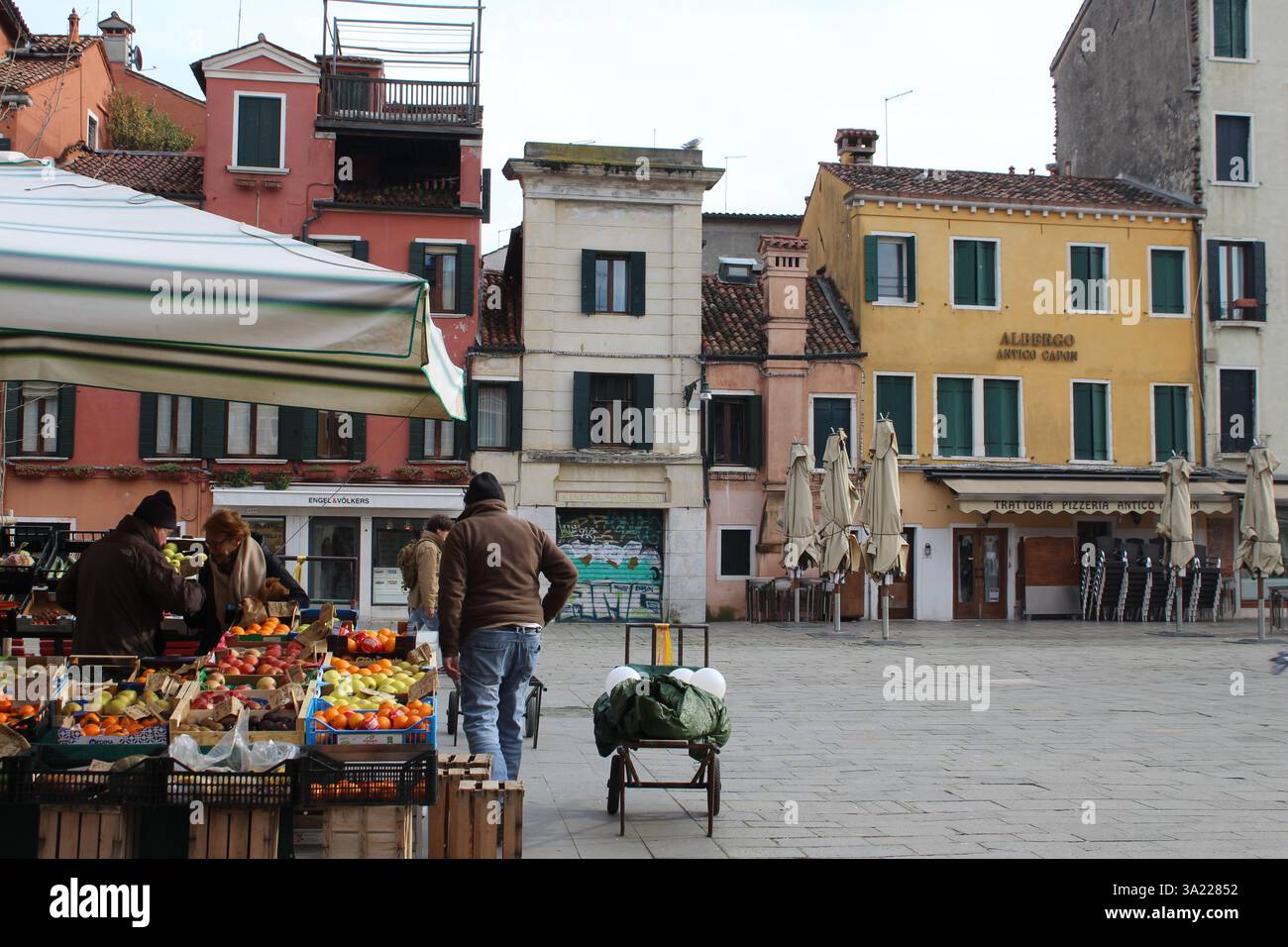 Una tranquilla giornata invernale e un autentico mercato della frutta locale, nelle strade di Venezia Foto Stock