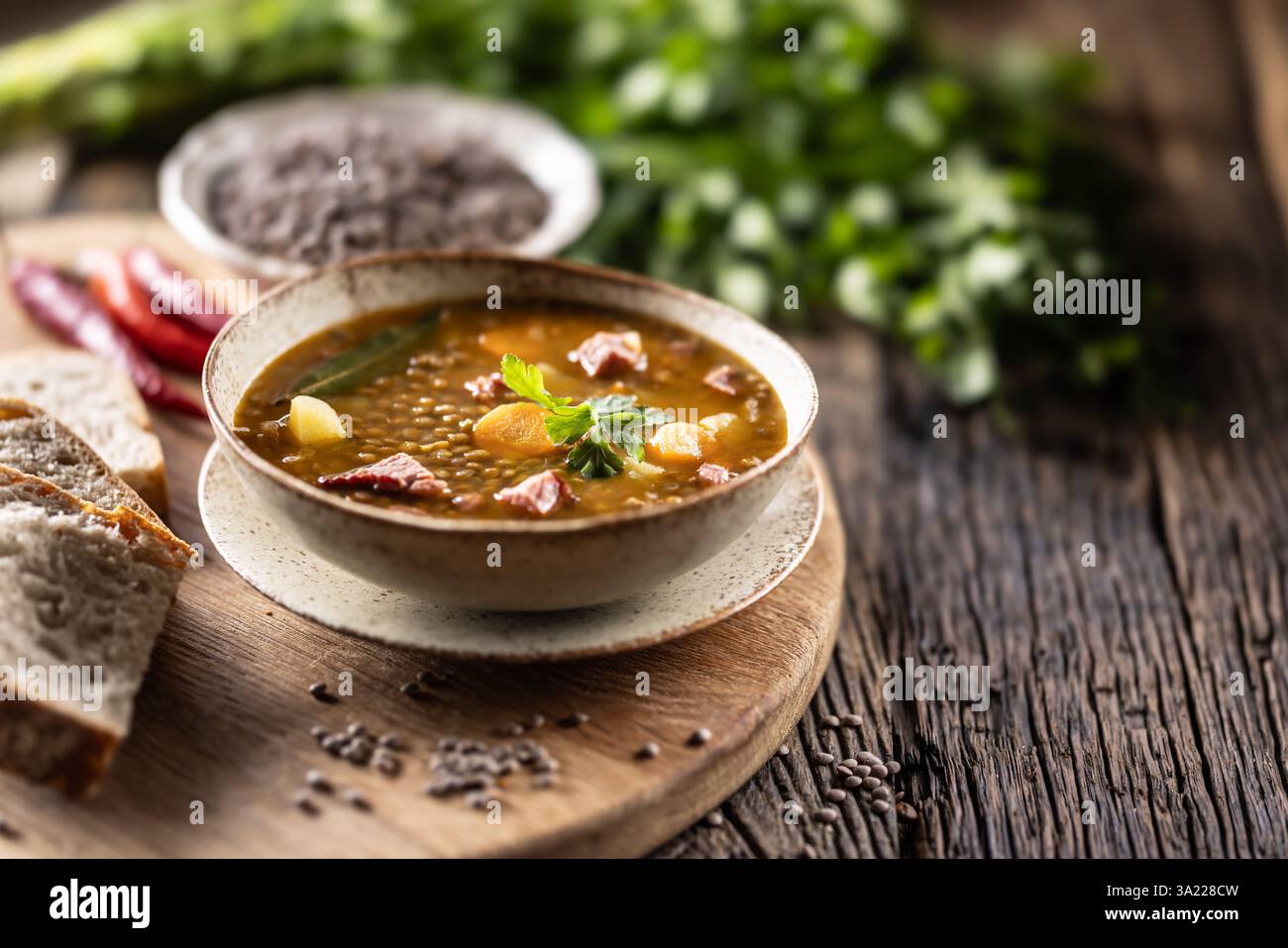 Stufato di lenticchie o zuppa con carne di maiale affumicata, piatti tradizionali slovacchi o cechi. Foto Stock