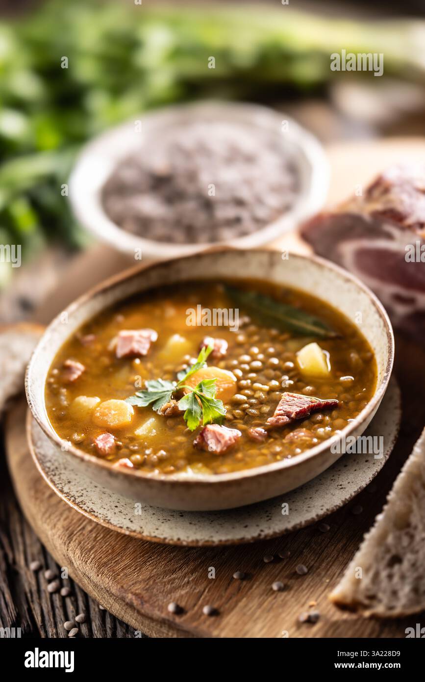 Stufato di lenticchie o zuppa con carne di maiale affumicata, piatti tradizionali slovacchi o cechi. Foto Stock