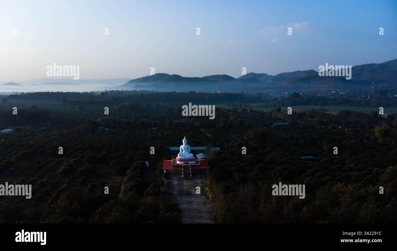 Vista aerea dei templi e delle pagode sulle colline della Thailandia settentrionale. Foto Stock