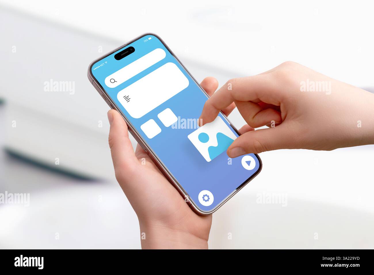 Primo piano di uno smartphone, posizionamento di un riquadro immagine sull'interfaccia dell'app, concetto di progettazione dell'interfaccia utente con trascinamento e rilascio e sviluppo di applicazioni mobili Foto Stock