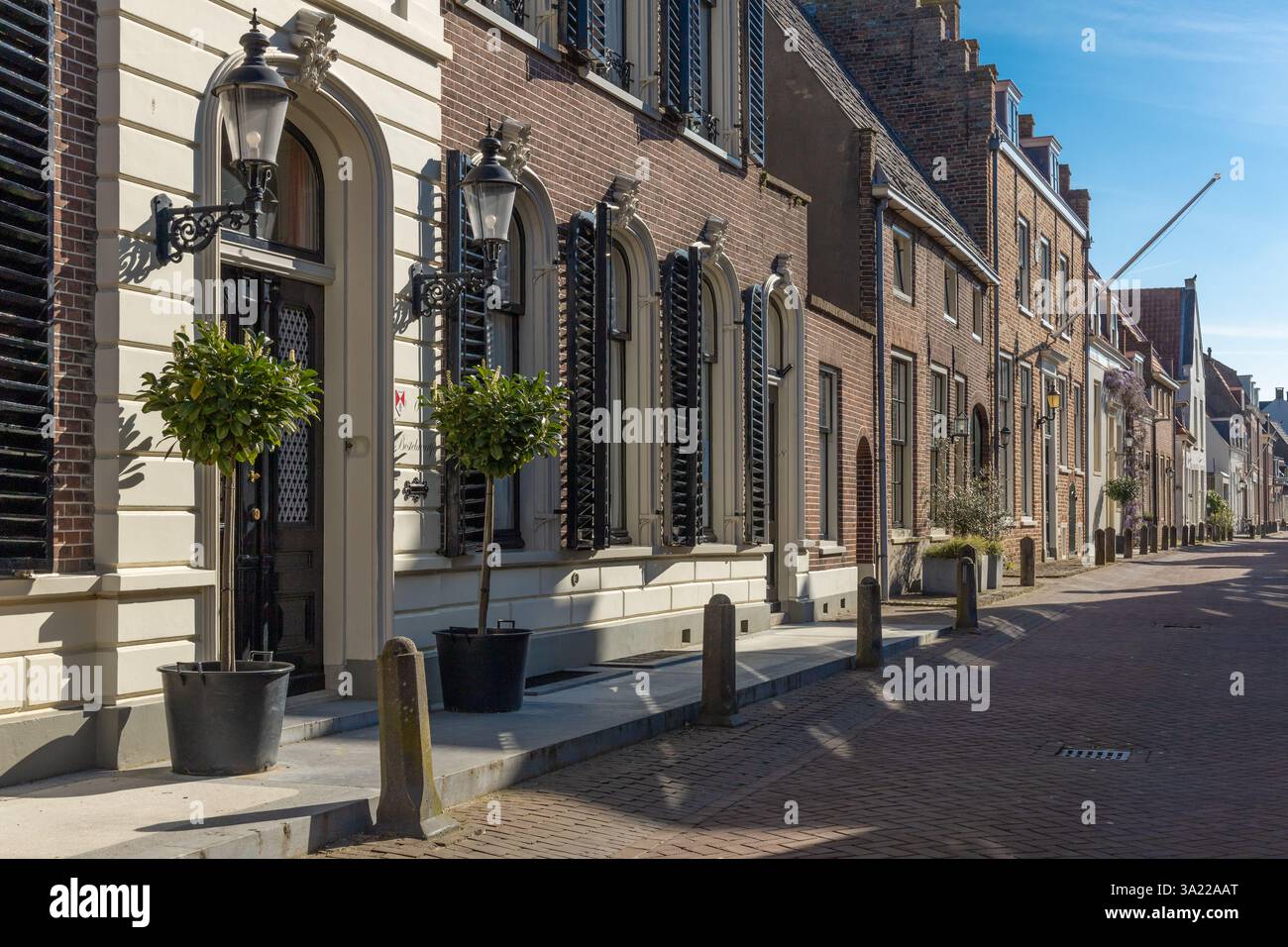 Strada monumentale con case monumentali a Vianen. Foto Stock