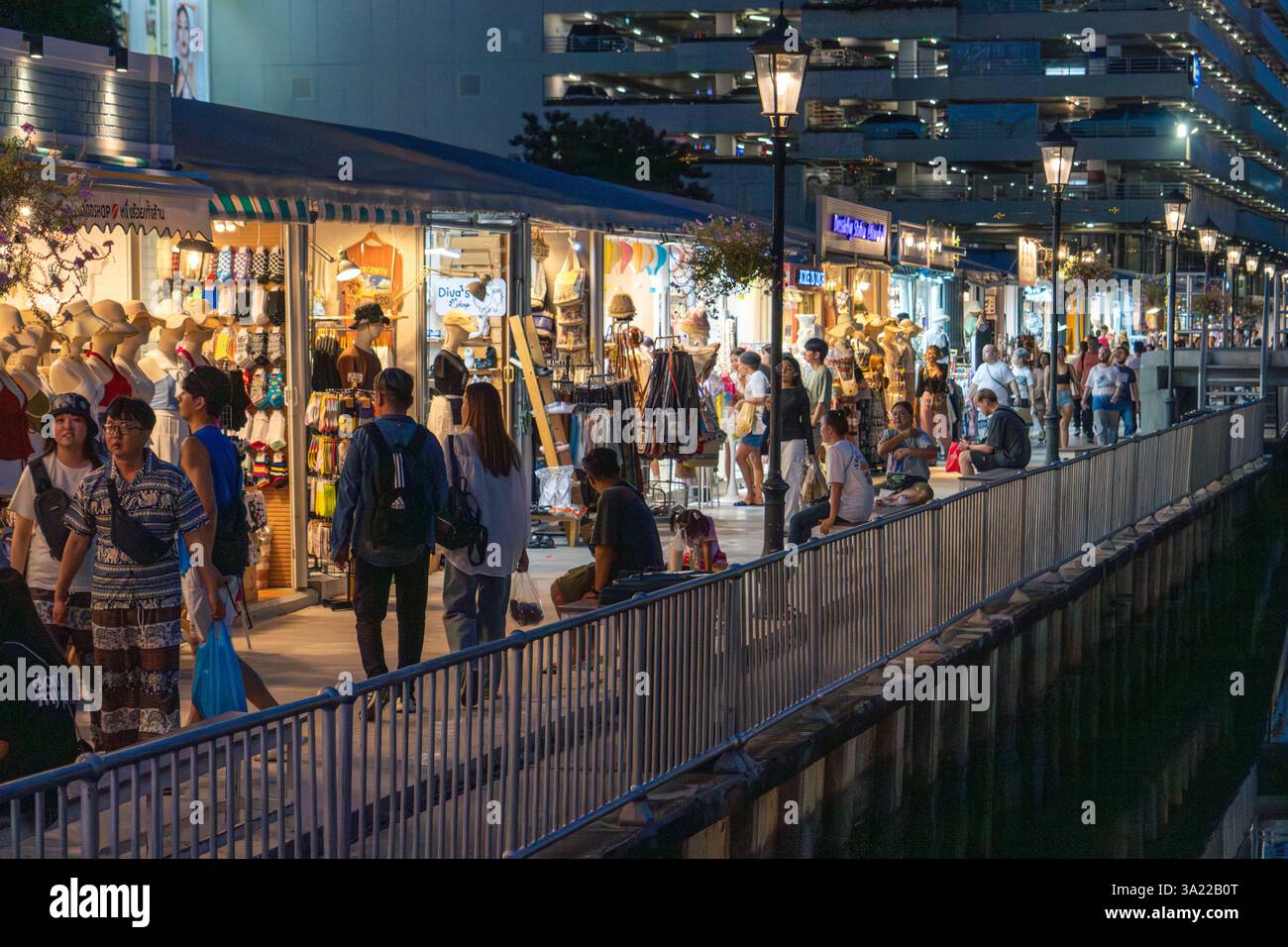 Si tratta di una vista dei negozi e delle bancarelle al mercato notturno Jodd Fairs Rama 9, un luogo famoso per gli amanti dello shopping e i turisti da visitare il 6 giugno 2024 a Bangko Foto Stock