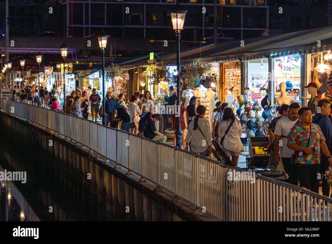 Bancarelle e venditori ambulanti e mercato notturno Jodd Fairs Rama 9, una famosa destinazione di viaggio il 6 giugno 2024 a Bangkok, Thailandia Foto Stock