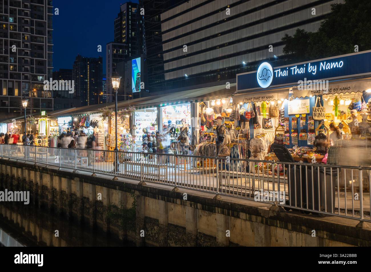 Negozi e bancarelle presso il famoso mercato notturno Jodd Fairs Rama 9, una popolare destinazione per lo shopping il 6 giugno 2024 a Bangkok, Thailandia Foto Stock