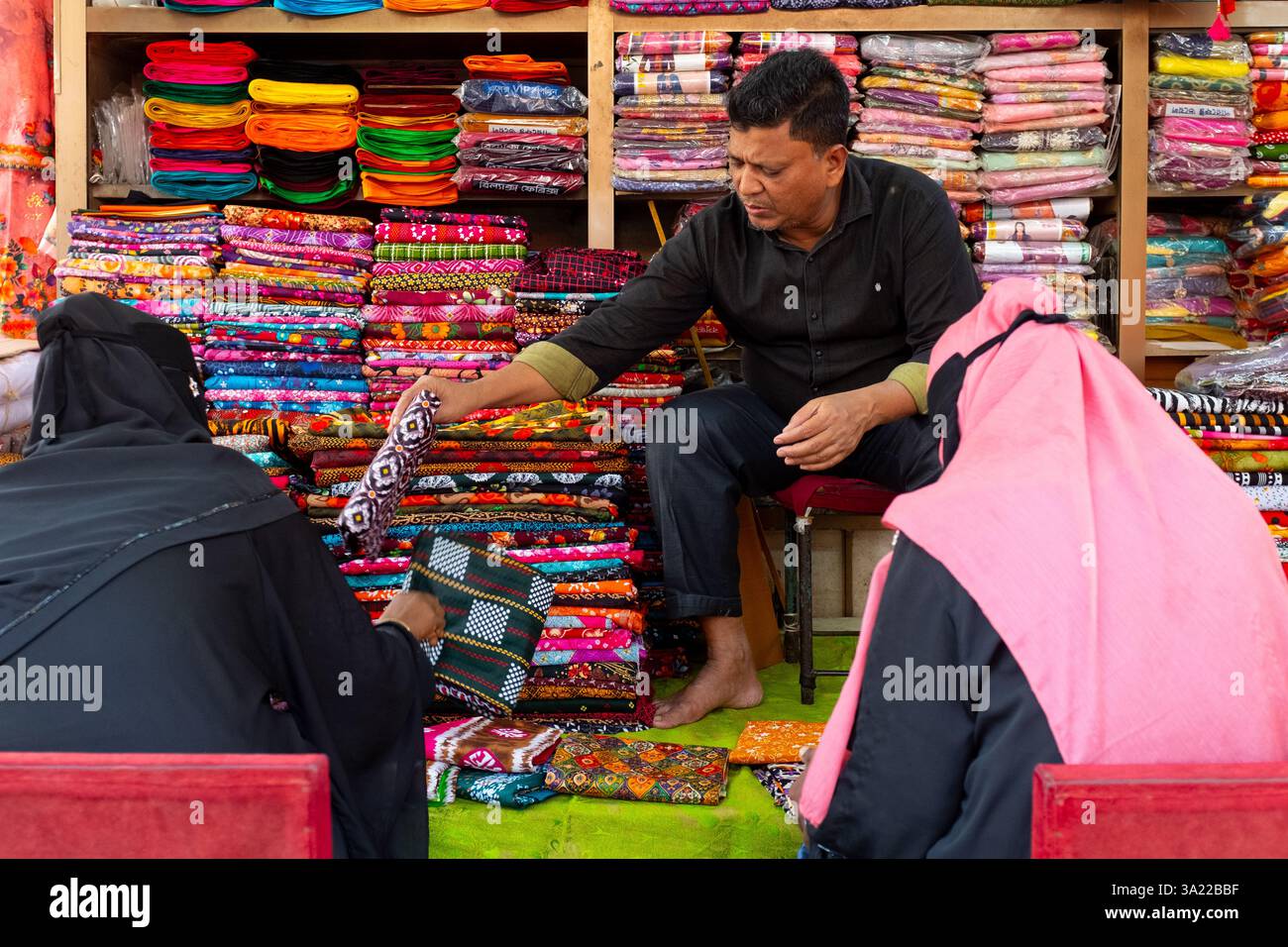 Negoziante con clienti, Cox's Bazar, Bangladesh Foto Stock